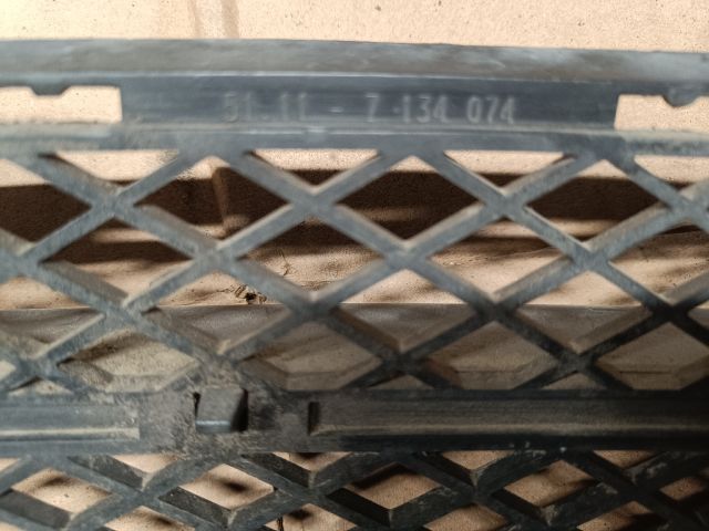 bontott BMW 3 E90 Első Lökhárító Alsó Középső Díszrács