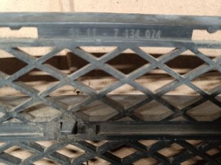 bontott BMW 3 E90 Első Lökhárító Alsó Középső Díszrács