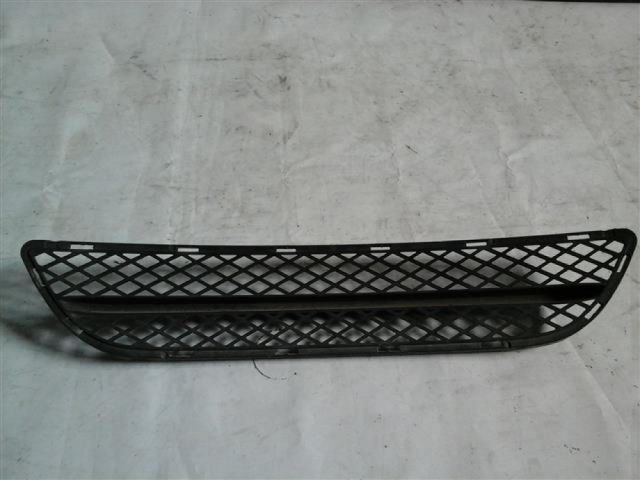 bontott BMW 3 E90 Első Lökhárító Alsó Középső Díszrács