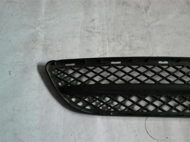 bontott BMW 3 E90 Első Lökhárító Alsó Középső Díszrács