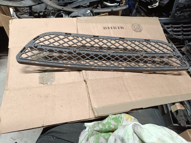 bontott BMW 3 E90 Első Lökhárító Alsó Középső Díszrács