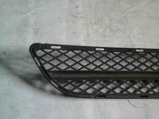 bontott BMW 3 E90 Első Lökhárító Alsó Középső Díszrács