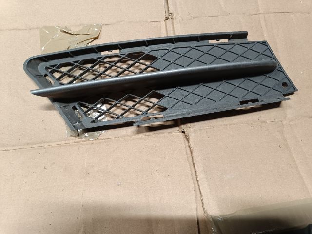 bontott BMW 3 E90 Első Lökhárító Jobb Díszrács