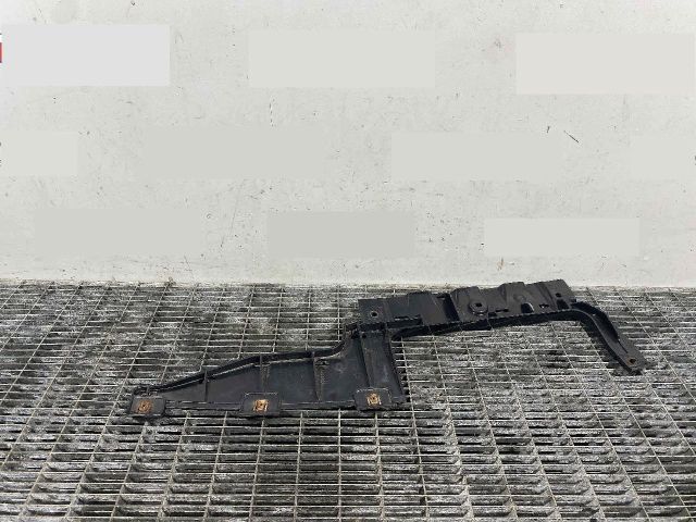 bontott BMW 3 E90 Hátsó középső Lökhárító Tartó (Műanyag)