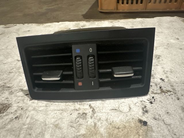 bontott BMW 3 E90 Hátsó középső Szellőző