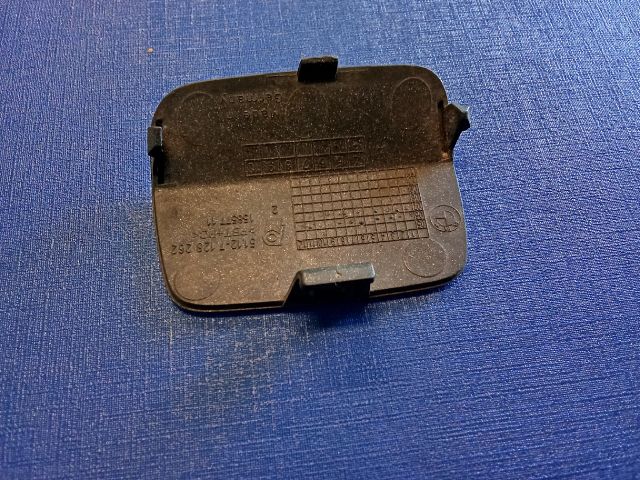 bontott BMW 3 E90 Hátsó Vonószem Burkolat