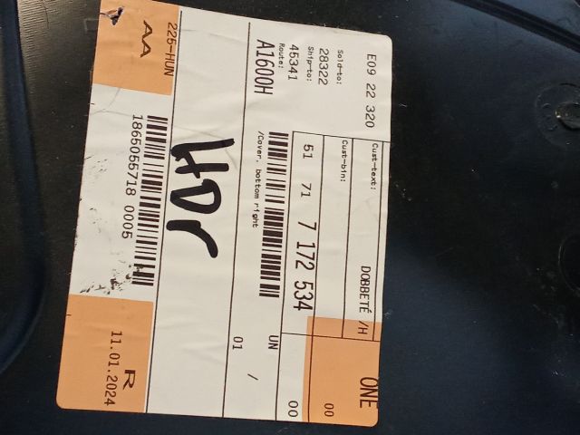 bontott BMW 3 E90 Jobb első Dobbetét (Kerékjárati, Műanyag)