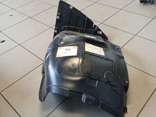 bontott BMW 3 E90 Jobb első Dobbetét (Kerékjárati, Műanyag)