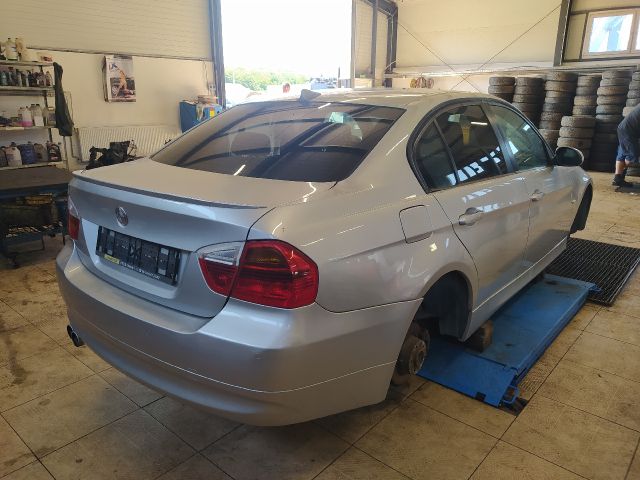 bontott BMW 3 E90 Jobb első Dobbetét (Kerékjárati, Műanyag)