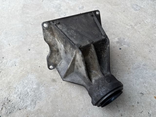 bontott BMW 3 E90 Jobb első Féltengely Tartó