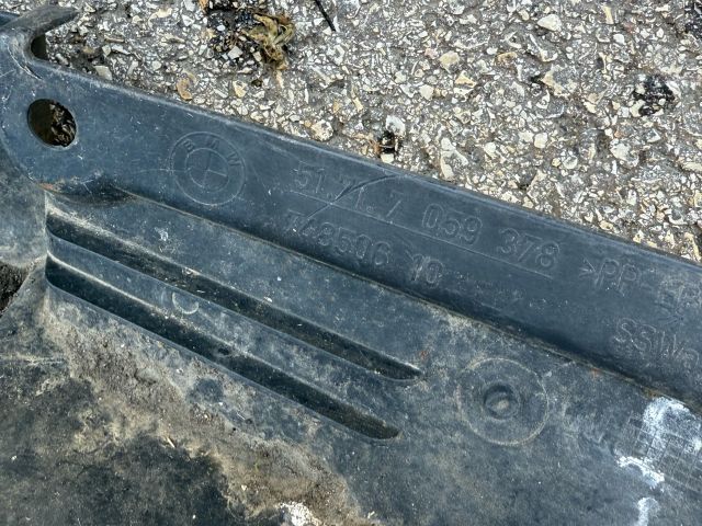 bontott BMW 3 E90 Jobb első Hátsó Dobbetét (Kerékjárati, Műanyag)