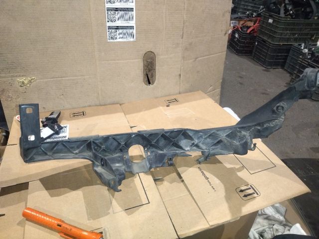 bontott BMW 3 E90 Jobb Fényszóró Tartó