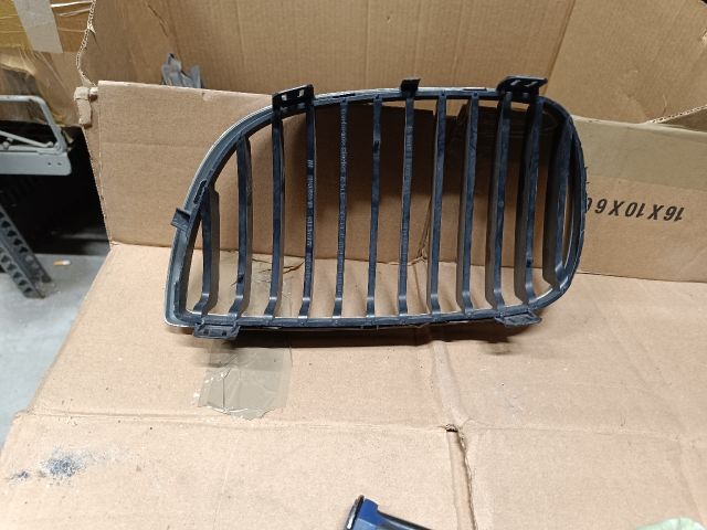 bontott BMW 3 E90 Motorháztető Díszrács