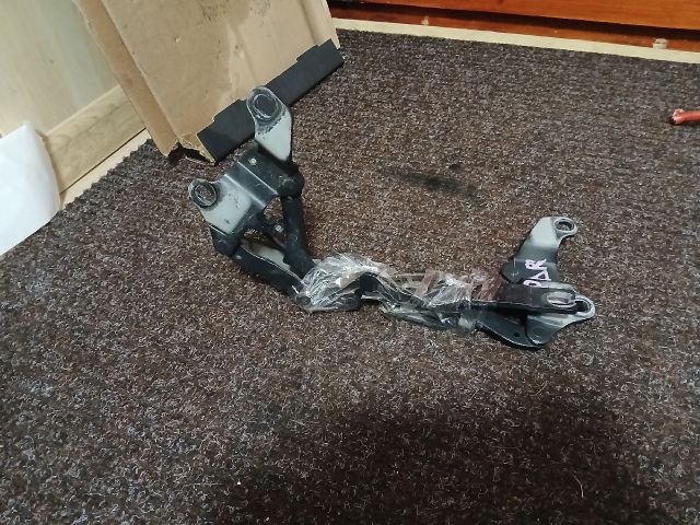 bontott BMW 3 E90 Motorháztető Zsanér Pár