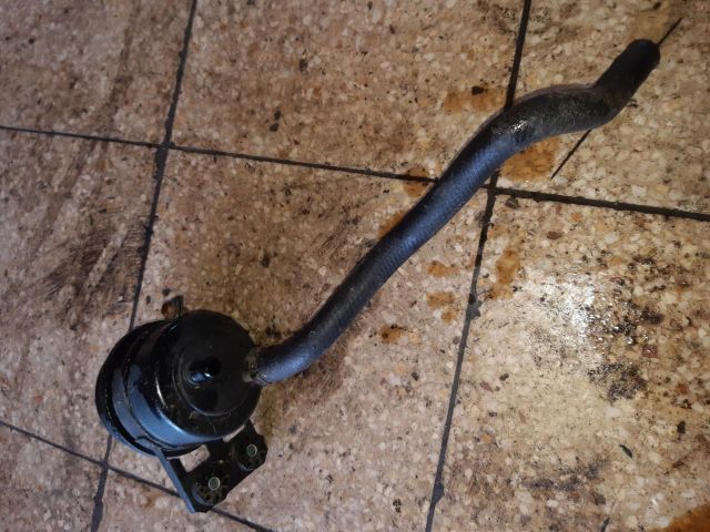 bontott BMW 3 E90 Szervóolaj Tartály