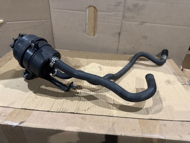 bontott BMW 3 E90 Szervóolaj Tartály