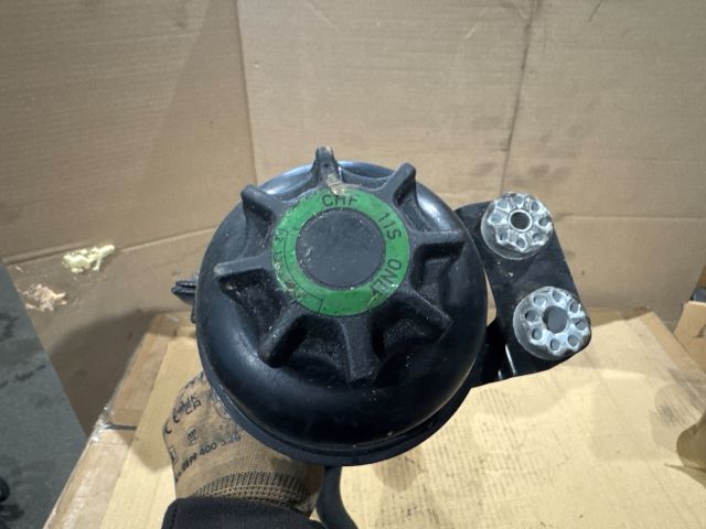 bontott BMW 3 E90 Szervóolaj Tartály