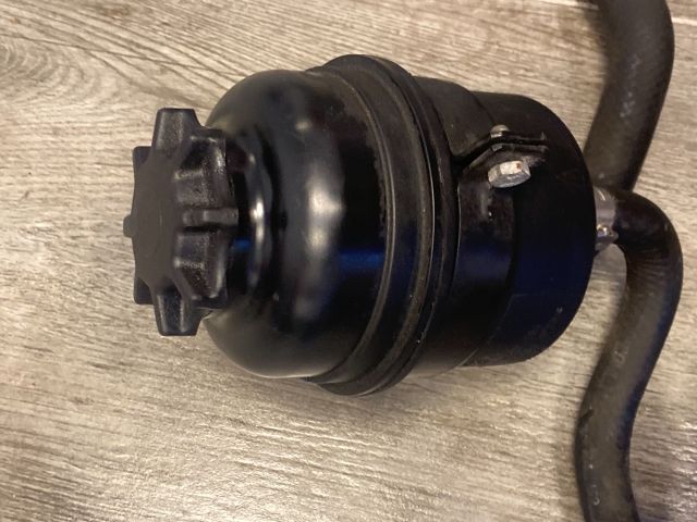 bontott BMW 3 E90 Szervóolaj Tartály