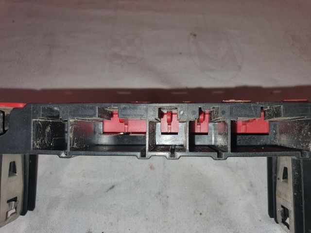 bontott BMW 3 E91 Biztosítéktábla Motortér