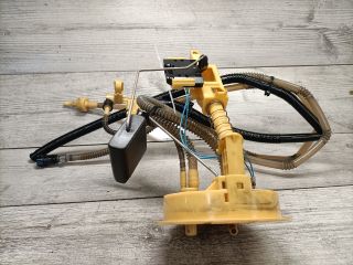 bontott BMW 3 E91 Üzemanyagszint Jeladó