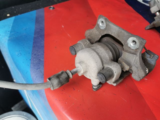 bontott BMW 3 E91 Bal hátsó Féknyereg Munkahengerrel