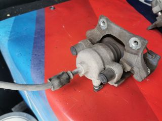 bontott BMW 3 E91 Bal hátsó Féknyereg Munkahengerrel