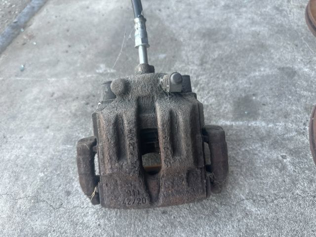 bontott BMW 3 E91 Bal hátsó Féknyereg Munkahengerrel