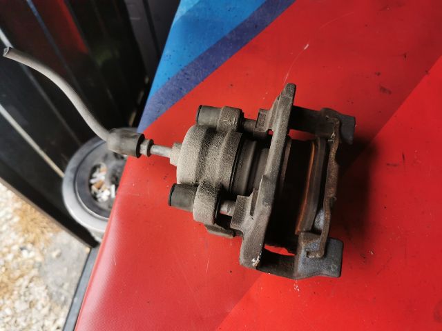 bontott BMW 3 E91 Bal hátsó Féknyereg Munkahengerrel