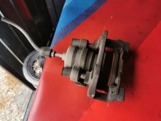 bontott BMW 3 E91 Bal hátsó Féknyereg Munkahengerrel