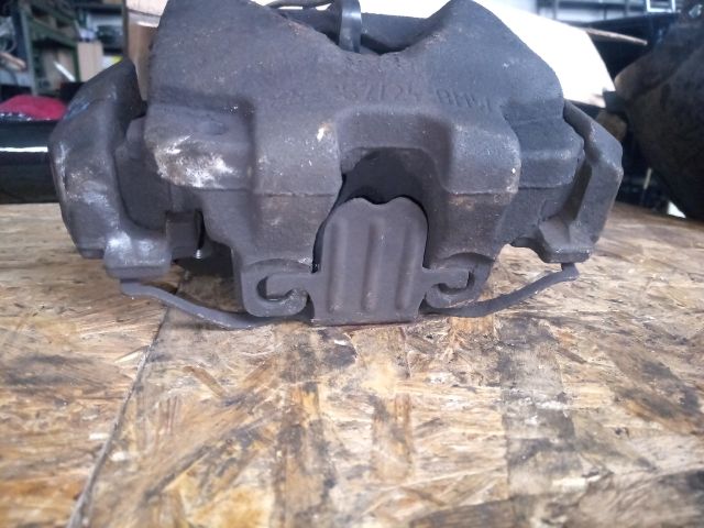 bontott BMW 3 E91 Bal első Féknyereg Munkahengerrel