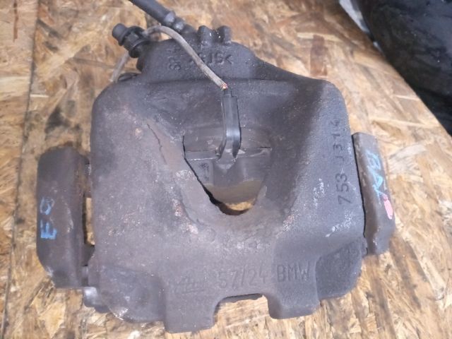 bontott BMW 3 E91 Bal első Féknyereg Munkahengerrel