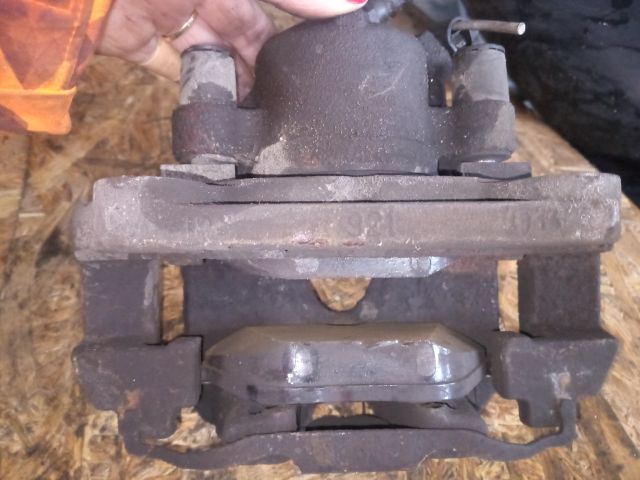 bontott BMW 3 E91 Bal első Féknyereg Munkahengerrel