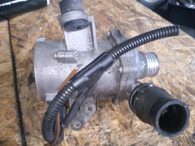 bontott BMW 3 E91 Vízpumpa