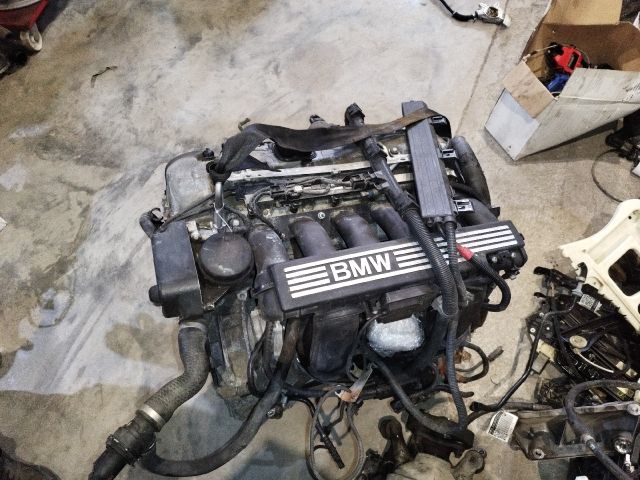 bontott BMW 3 E91 Motor (Fűzött blokk hengerfejjel)