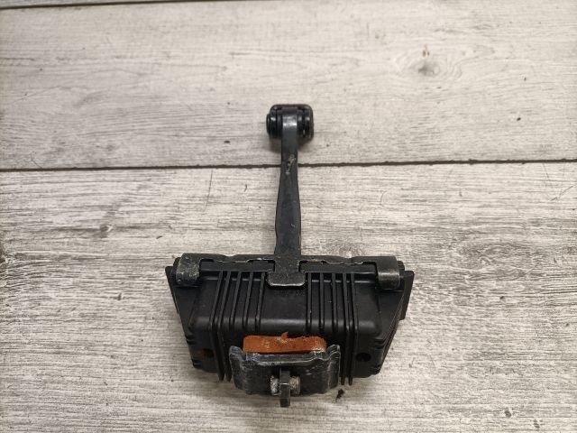 bontott BMW 3 E91 Bal első Ajtóhatároló