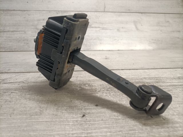 bontott BMW 3 E91 Bal első Ajtóhatároló