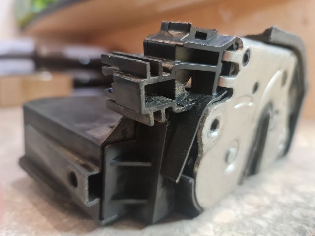 bontott BMW 3 E91 Bal első Ajtózár