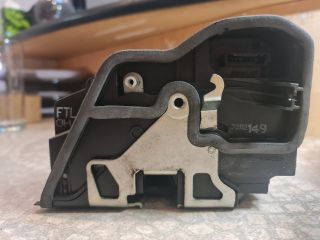 bontott BMW 3 E91 Bal első Ajtózár