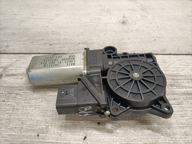 bontott BMW 3 E91 Bal hátsó Ablakemelő Motor