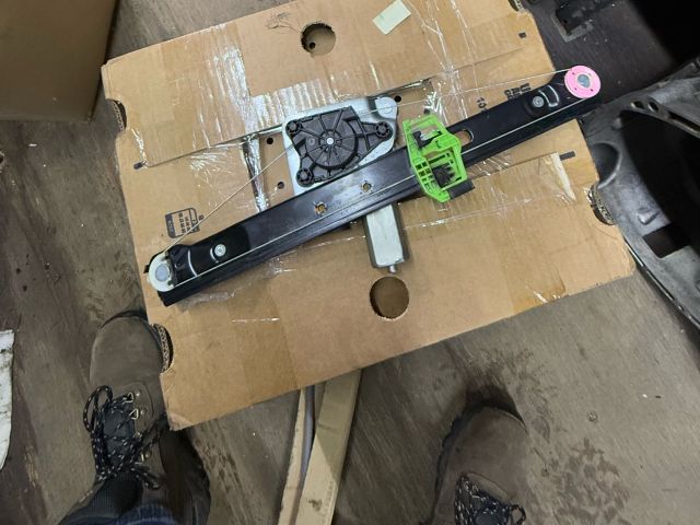 bontott BMW 3 E91 Bal hátsó Ablakemelő Szerkezet (Elektromos)