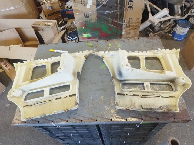 bontott BMW 3 E91 Bal hátsó Lökhárító Tartó (Műanyag)