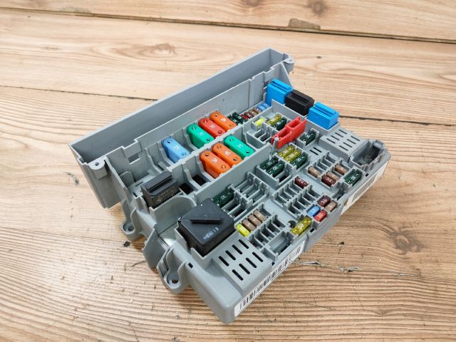 bontott BMW 3 E91 Biztosítéktábla Utastér