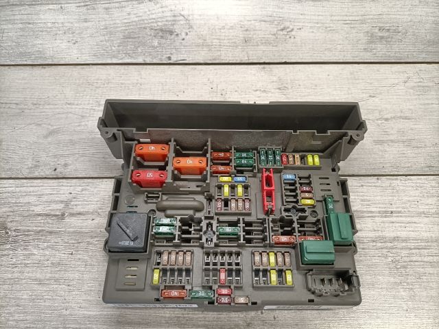 bontott BMW 3 E91 Biztosítéktábla Utastér