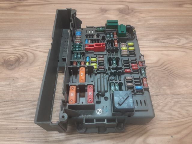 bontott BMW 3 E91 Biztosítéktábla Utastér