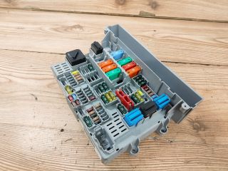 bontott BMW 3 E91 Biztosítéktábla Utastér