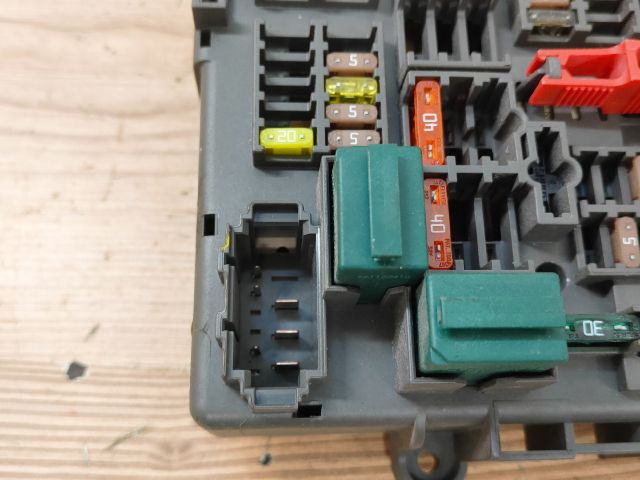 bontott BMW 3 E91 Biztosítéktábla Utastér