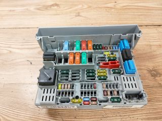 bontott BMW 3 E91 Biztosítéktábla Utastér