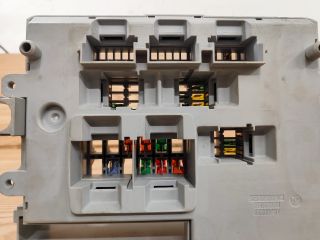 bontott BMW 3 E91 Biztosítéktábla Utastér