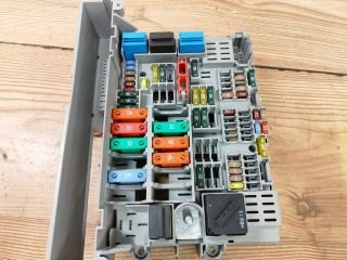 bontott BMW 3 E91 Biztosítéktábla Utastér