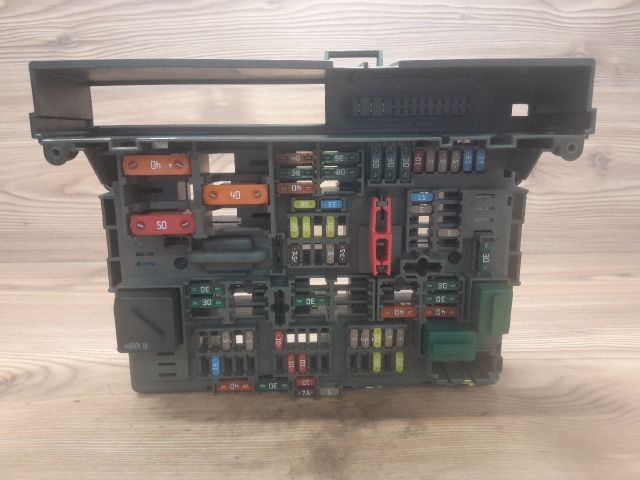 bontott BMW 3 E91 Biztosítéktábla Utastér